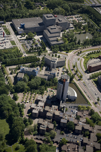 802501 Luchtfoto van het Provinciehuis (Pythagoraslaan 101) en de kantoorgebouwen Archimedeslaan 21 op het kantorenpark ...